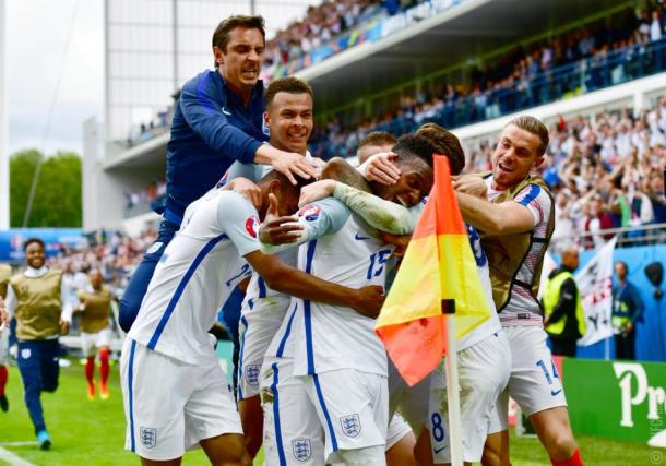 Los jugadores de Inglaterra celebran el tanto de la remontada de Sturridge ante Gales. Foto: The FA