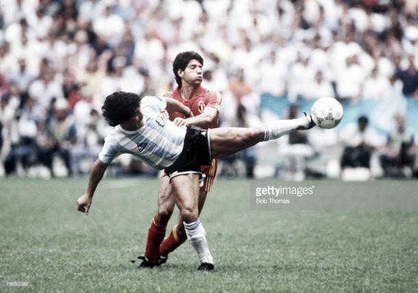 Scifo pelea un balón con Maradona en aquellas semifinales de México 1986 / Fuente: Getty Images