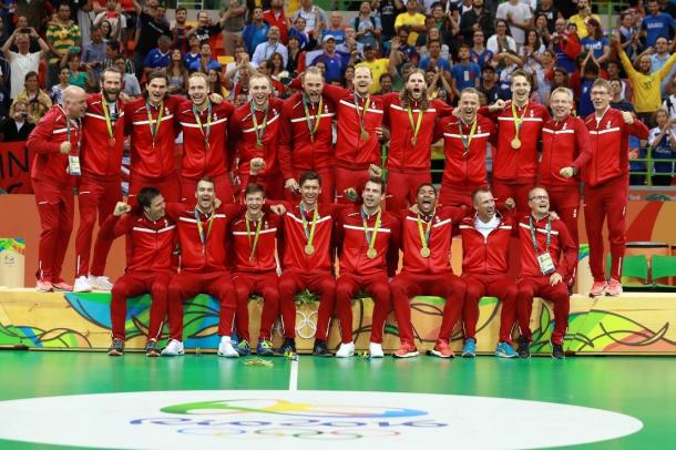 El equipo masculino danés celebra su medalla de oro en el parqué del Future Arena. Foto: IHF.