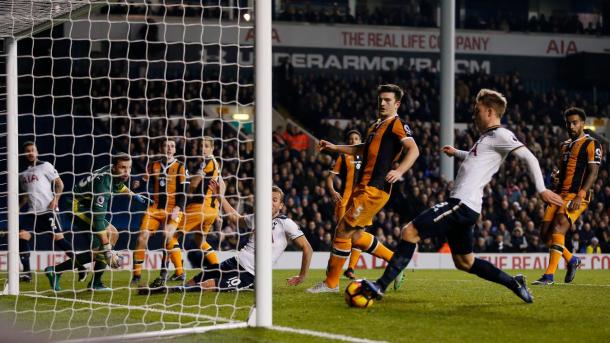 Doppietta di Eriksen nel 3-0 finale dell'andata | www.premierleague.com