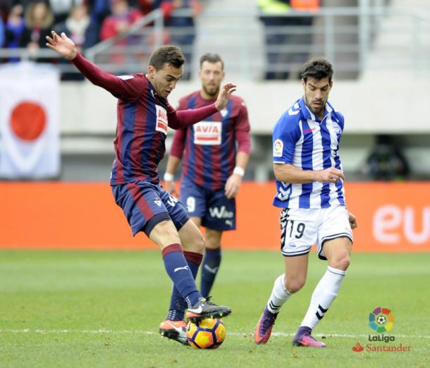 Manu y Escalante pugnan por un balón en el partido de ida. / Foto: La Liga