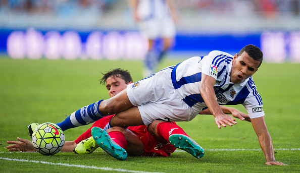 Espinosa makes a sliding tackle against Real Sociedad forward Jonathas | Photo: Juan Manuel Serrano Arce/Getty