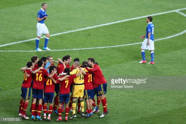 Los futbolistas españoles celebran la EURO 2012, de fondo jugadores italianos desolados. Foto: Getty images