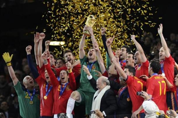 Los jugadores de la Selección Española levantando el trofeo del Mundial | Foto: Flickr.com
