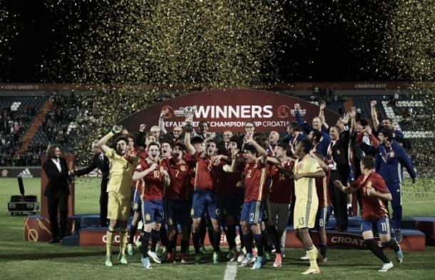 Santi Denia y los suyos quieren añadir un nuevo trofeo al  reciente europeo sub17. Fuente: UEFA.com