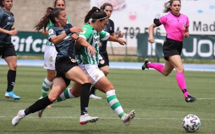Lance del juego entre el Betis Féminas y Rayo Vallecano / Foto; Estudio Estadio