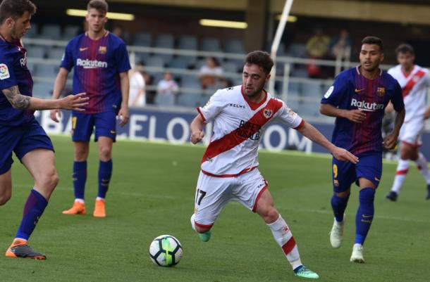 Unai López encara contra un futbolista del Barça B | Fotografía: Rayo Vallecano