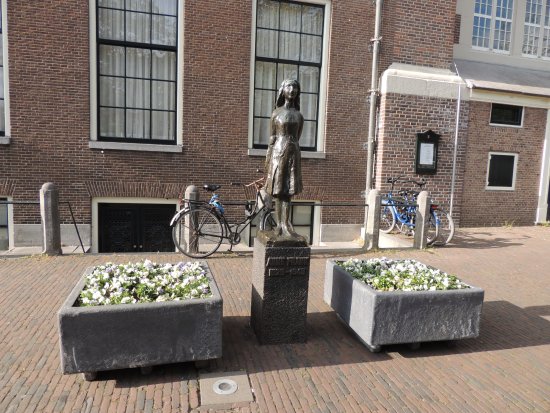 Estatua de Ana Frank en Ámstedam | Foto: losviajeros.com