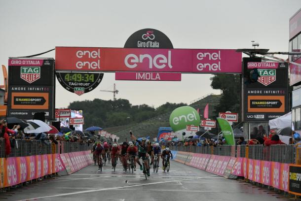 Sam Bennett venciendo en Imola | Foto: Giro de Italia