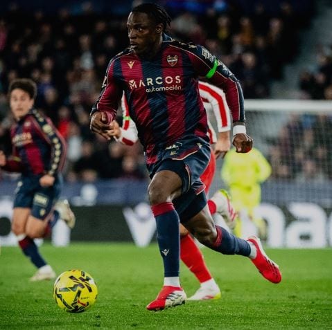 Etta Eyong vistiendo los colores granotas/Fuente: levanteud.com