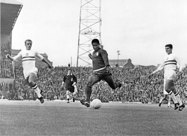 Eusébio em ação contra a Hungria, em 1966 (Foto: Allsport Hulton/Arquivo)