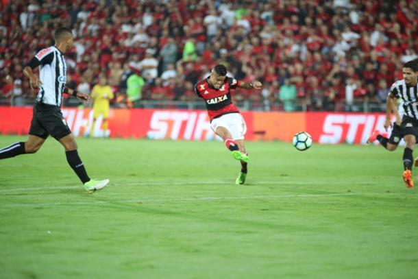 Com o 'pé ruim', Everton acertou lindo chute da meia-lua, sem chances para Vanderlei | Foto: Gilvan de Souza/Flamengo