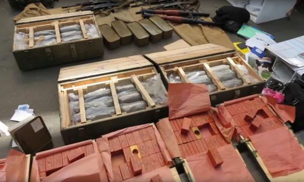 No arsenal do suspeito se encontrava explosivos e rifles AK=47. (Foto: Serviço de Segurança Ucraniano)