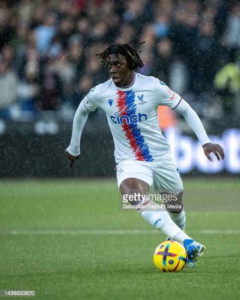 LONDON, ENGLAND - NOVEMBER 06: <strong><a  data-cke-saved-href='https://www.vavel.com/en/football/2022/10/01/premier-league/1124851-crystal-palace-1-2-chelsea-gallagher-breaks-eagles-hearts-late-on.html' href='https://www.vavel.com/en/football/2022/10/01/premier-league/1124851-crystal-palace-1-2-chelsea-gallagher-breaks-eagles-hearts-late-on.html'>Eberechi Eze</a></strong> of Crystal Palace control ball during the Premier League match between West Ham United and Crystal Palace at London Stadium on November 6, 2022 in London, United Kingdom. (Photo by Sebastian Frej/MB Media/Getty Images)