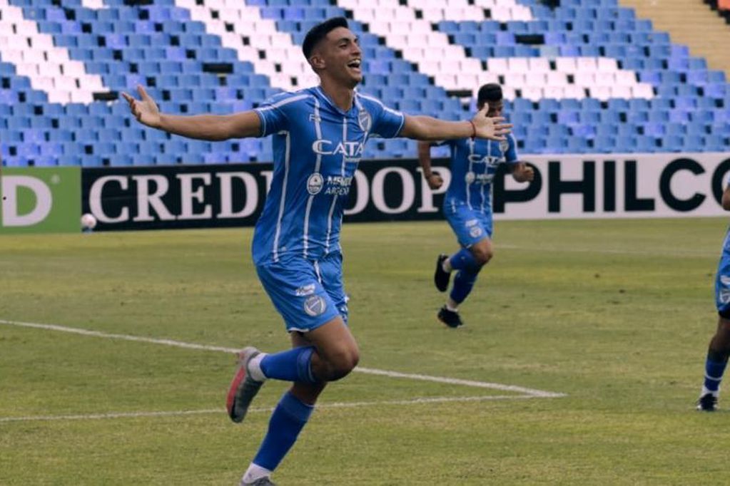 <strong><a href='https://vavel.com/ar/futbol-argentino/2021/11/20/godoy-cruz/1093363-quedo-a-mano-en-la-paternal.html'>Ezequiel Bullaude</a></strong> festeja el gol del empate. Foto: Prensa Godoy Cruz.