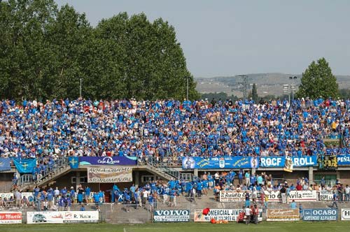 No es el Tartiere, es la afición del Real Oviedo en Ávila | Foto: zuredapress.com