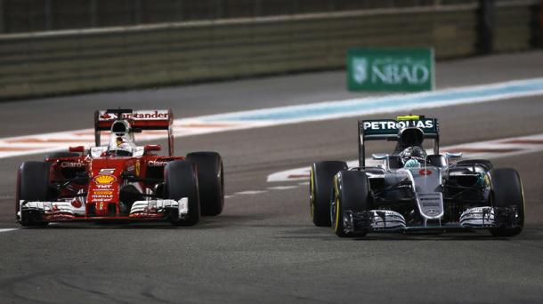 Sebastian acosa a Nico durante las vueltas finales del Gran Premio de Abu Dabi | Fuente: Getty Images