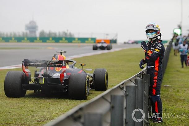 Ricciardo tras abandonar en China | Foto: LAT Images
