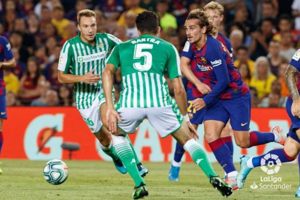 Griezmann tratando de llevarse el esférico | Fotografía: LaLiga