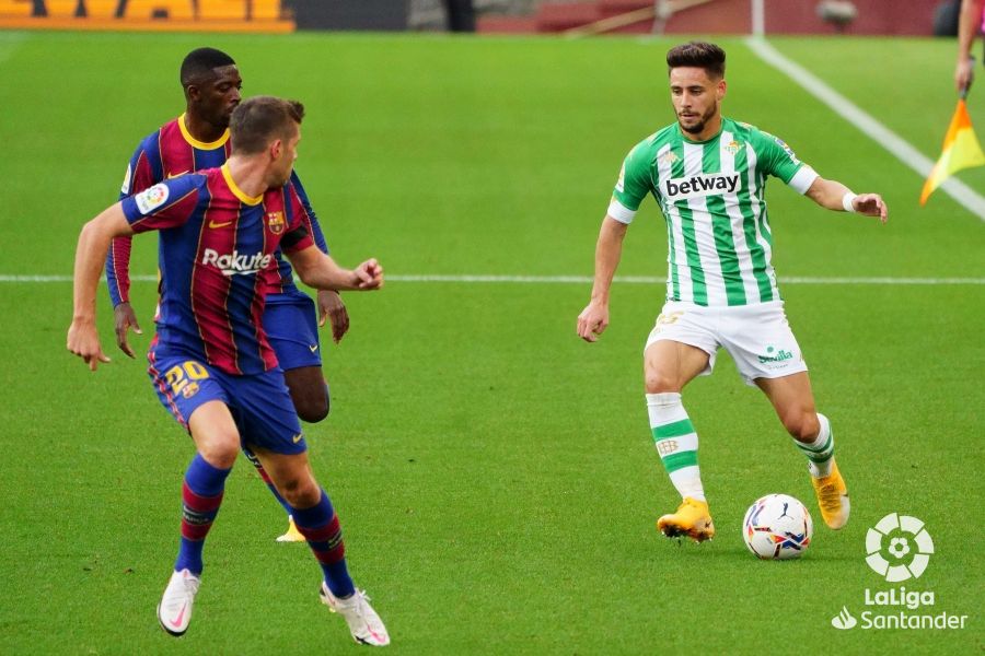 Álex Moreno conduciendo el esférico | Fotografía: LaLiga
