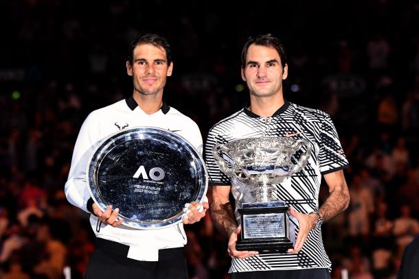 Nadal e Federer durante la premiazione.  Ben Solomon/Tennis Australia