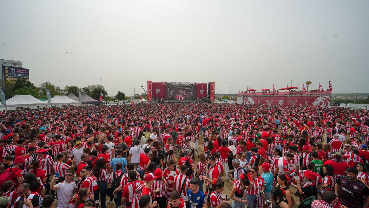 Aficionados del Athletic Club en la fan zone del Athletic en Sevilla / Fuente: El Confidencial