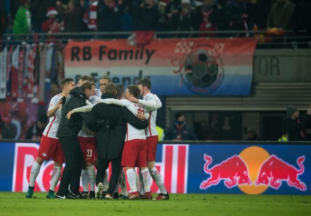 Jugadores y cuerpo técnico del Leipzig celebran la victoria ante el Schalke | Foto: RB Leipzig