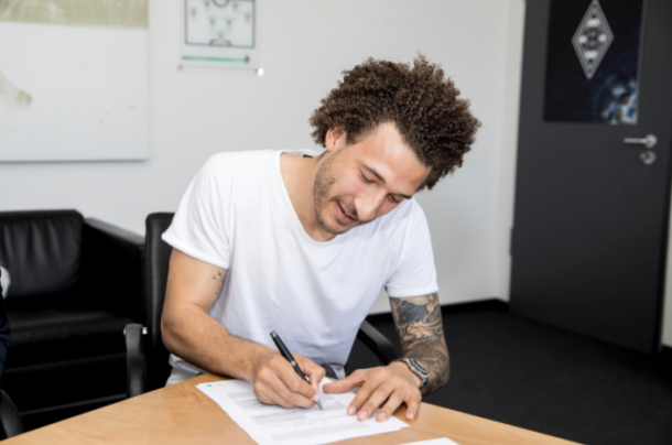 Fabian Johnson estampando su firma en su nuevo contrato | Foto: Borussia Mönchengladbach