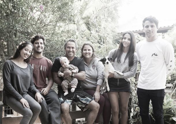 Em Florianópolis, Mayara, Ian, Fábio com Malia no colo e Elka ao lado dos filhos Ilana e Igor Gouveia/Reprodução: HardCore