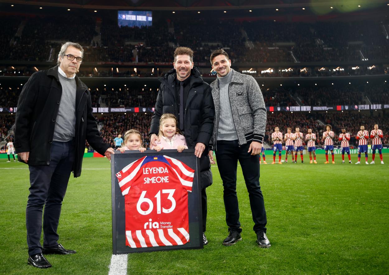 Simeone posa, junto a sus hijos, con su camiseta conmemorativa que le hizo entrega el hijo de Luis Aragonés. Foto: Twitter oficial del Atlético de Madrid