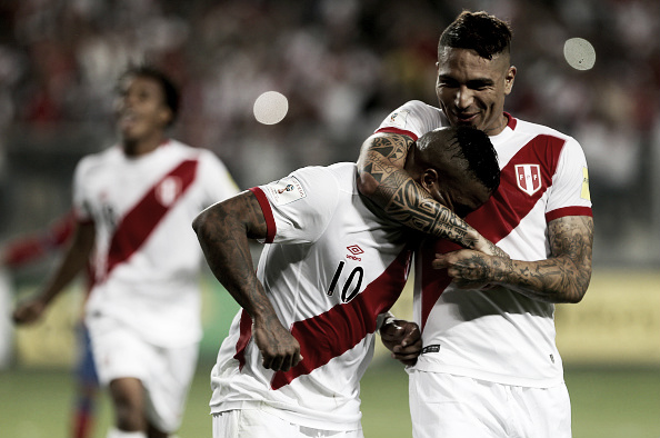 Dupla Guerrero e Farfán pode começar em campo nesta terça-feira (Foto: Raul Sifuentes/LatinContent/Getty Images)