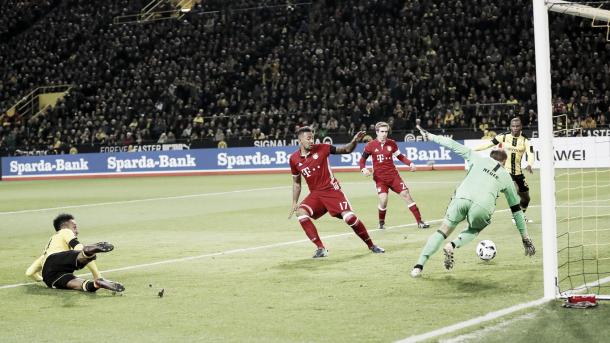 Aubameyang consigue el gol de la victoria para el Dortmund en el minuto 11 de juego | Foto: bayern.com