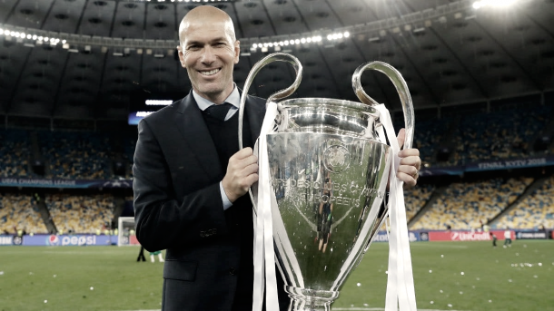 Zinedine Zidane portando la Copa de Europa como entrenador | Fuente: Real Madrid