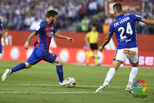 Feddal defendiendo a Messi. / Foto: La Liga