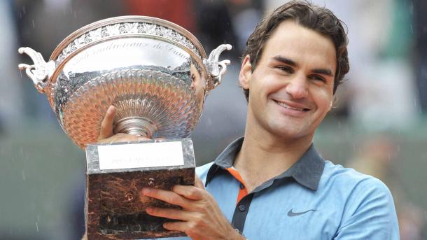 Federer con el trofeo de 2009. Foto: ATP