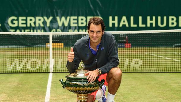Roger Federer celebra el título conseguido en 2015 | Foto: zimbio.com