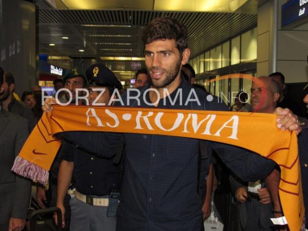 Federico Fazio posa con la bufanda de la AS Roma en su llegada a la capital italiana. |  Foto: forzaroma.info