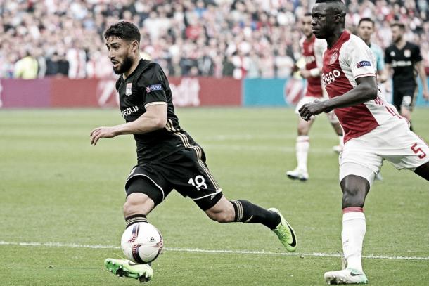 Nabil Fekir conduciendo el esférico frente al Ajax | Foto: Twitter oficial Olympique de Lyon