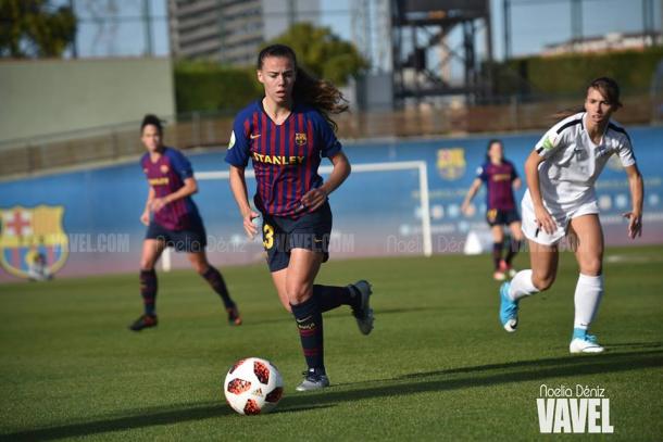 Candela conduce el balón | Foto: Noelia Déniz (VAVEL.com)