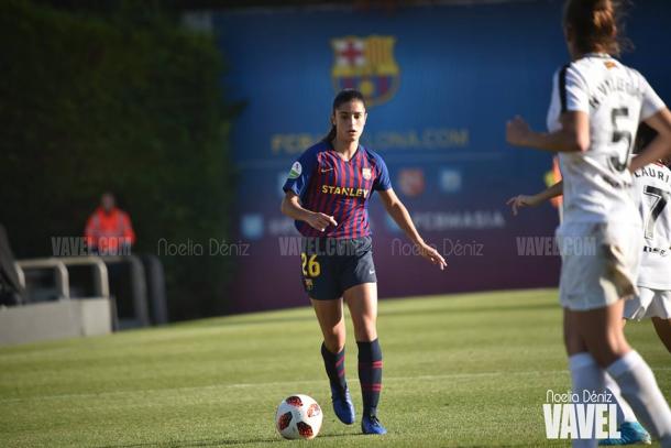 Jana controla la pelota | Foto: Noelia Déniz (VAVEL.com)