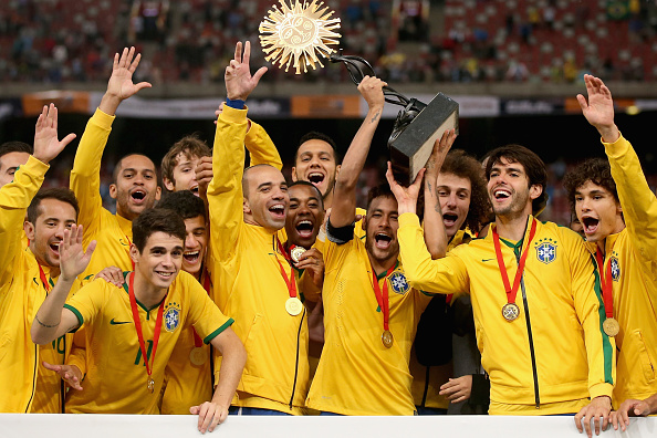 Capitão, Neymar levantou o troféu do Superclássico das Américas | Foto: Feng Li/Getty Images
