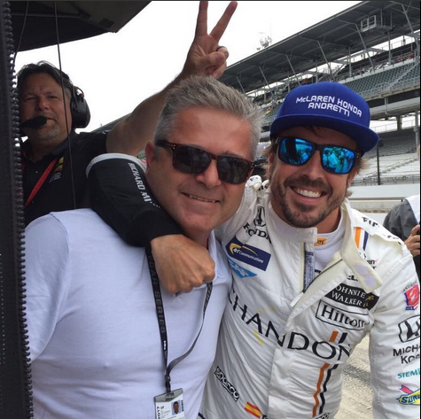 Fernando con Gil de Ferrán, y al fondo Michael Andretti / Fuente: @McLarenIndy