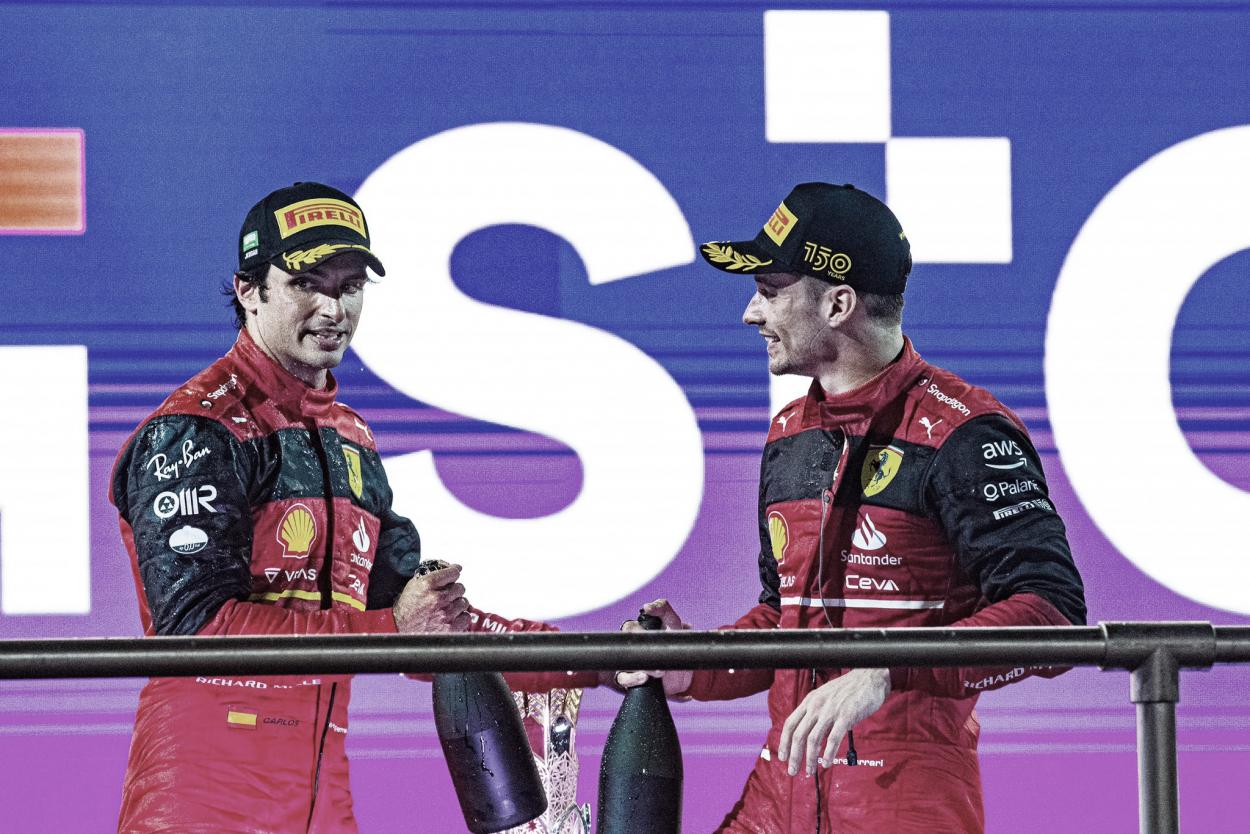 Sainz y Leclerc en el podio de Jeddah. / Fuente: Scuderia Ferrari en Twitter.