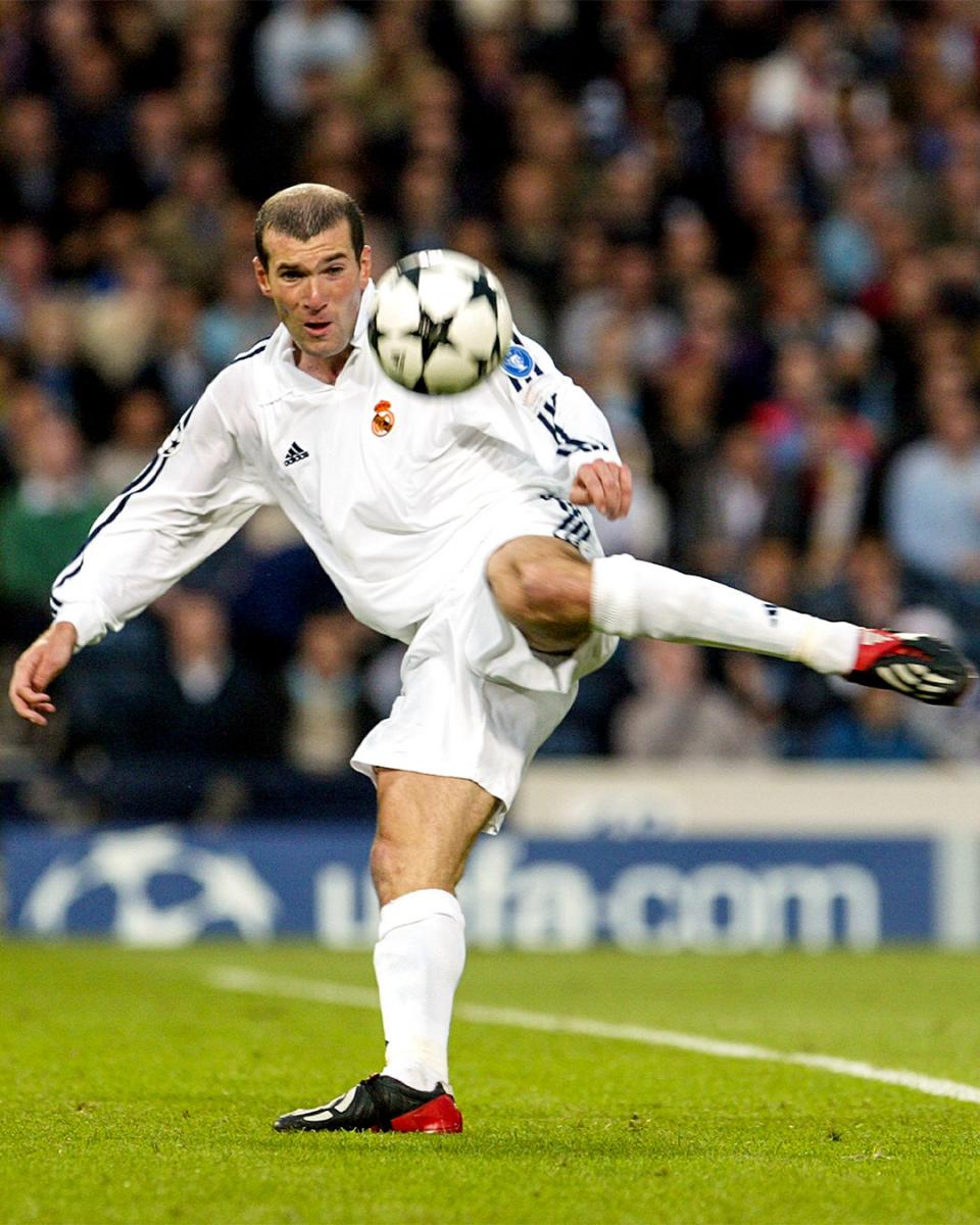 Zidane efectuando la volea del gol de la novena. Image by Real Madrid on Twitter