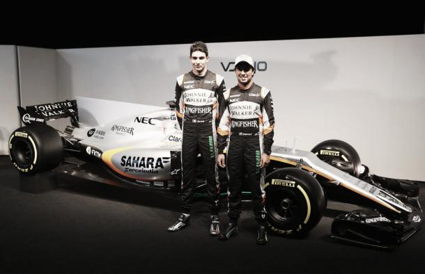 Esteban Ocon y Sergio Pérez junto al nuevo monoplaza | Foto: Force India