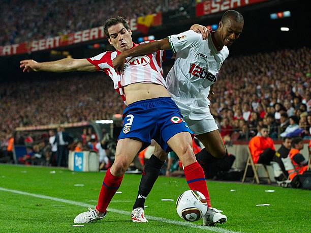 Antonio López, leyenda rojiblanca, disputando un balón frente a un jugador del Sevilla CF en la final de la Copa del Rey 2010. Foto: Getty Images. 