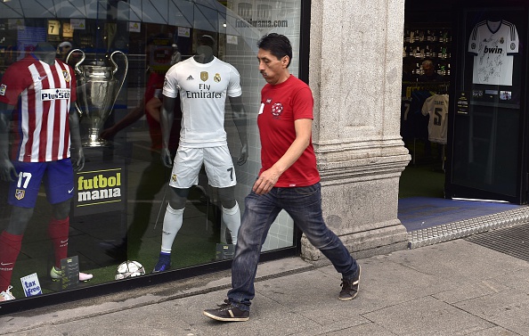 Both team's kits are on full display in Milan | Photo: Gerard Julien/Getty Images