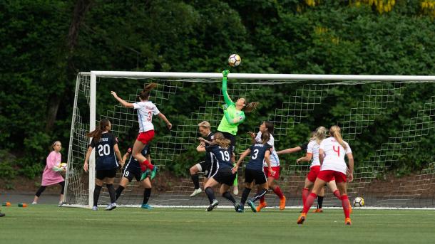 Lydia Williams makes a save in the 0-0 draw between these two teams earlier in the season. | Photo: isiphotos.com