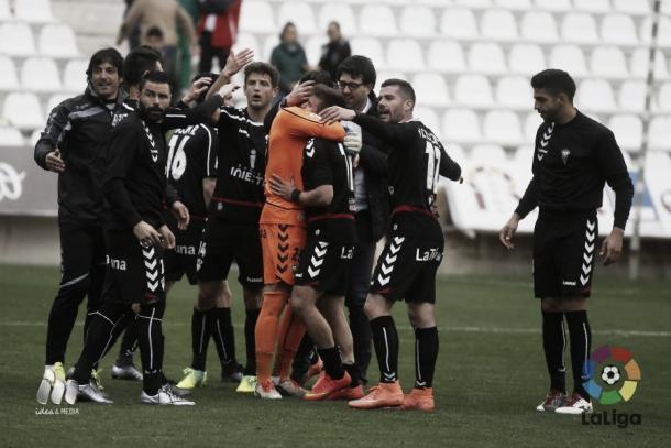 Los jugadores del Albacete celebran la trabajada victoria