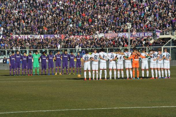 Le squadre durante il minuto di raccoglimento - FOto Fiorentina Twitter